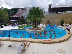 eine Gruppe von Personen in einem Schwimmbad in der Unterkunft Hotel Termal Rio Hondo in Termas de Río Hondo