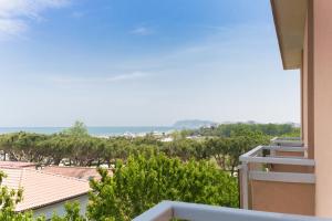 uma vista para o oceano a partir da varanda de um edifício em Hotel Garisenda em Misano Adriatico