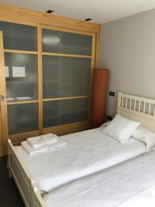 ナベスにあるLas Hortensiasのベッドルーム1室(ベッド2台、タオル付)