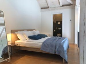 Posteľ alebo postele v izbe v ubytovaní The Bridge Casa Luxury Apartments