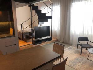 Televízia a/alebo spoločenská miestnosť v ubytovaní The Bridge Casa Luxury Apartments