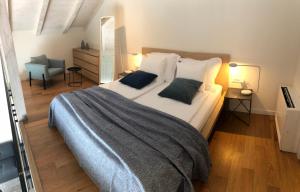 Posteľ alebo postele v izbe v ubytovaní The Bridge Casa Luxury Apartments