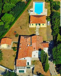 an aerial view of a house with a swimming pool at Villa Casetti B&B in Fontanelice