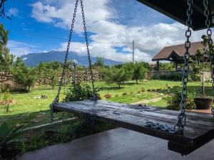 a swing with a view of a yard at El Granero De Frida in Boquete