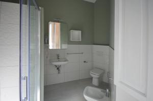 een badkamer met een toilet en een wastafel bij Le Pignattelle B&B in Siena