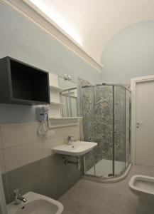 Un baño con lavabo, ducha e inodoro. en Le Pignattelle B&B, en Siena