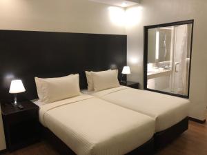 Piña Suites tesisinde bir odada yatak veya yataklar