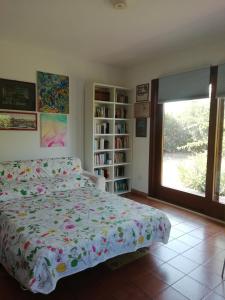 1 dormitorio con cama y estante para libros en Casa Gelsomino, en Carlentini