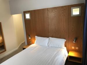 Tempat tidur dalam kamar di Corona Hotel Rotherham Sheffield Meadowhall