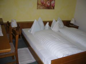 Postel nebo postele na pokoji v ubytování Hotel Gasthof WASTL