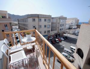 einen Balkon mit Blick auf einen Parkplatz in der Unterkunft Beach Holiday Home Fue in Gran Tarajal