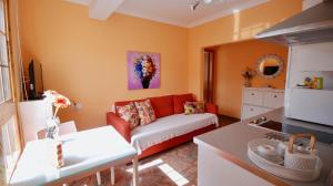 Una sala de estar con un sofá y una cocina. en Beach Holiday Home Fue, en Gran Tarajal 12 fotos más
