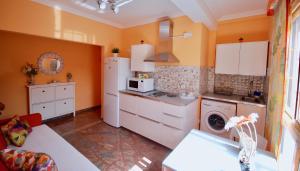Una cocina o zona de cocina en Beach Holiday Home Fue