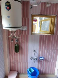 Bathroom sa Homestay Hari Parbat