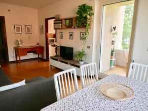 Horto Terapeutico Home في ديسينسانو ديل غاردا: غرفة معيشة مع طاولة وأريكة
