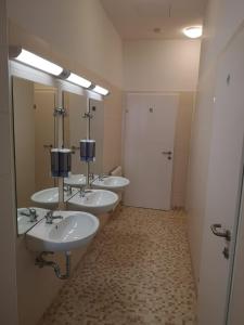 A bathroom at CH-Hostel