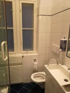 A bathroom at CH-Hostel