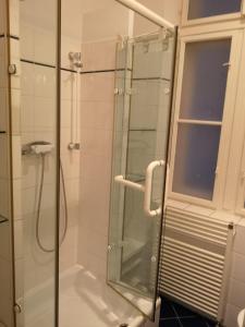 A bathroom at CH-Hostel