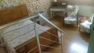 een kamer met een trap, een stoel en een bureau bij Les 3 roses in Villeneuve-sur-Yonne