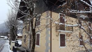 モルジヌにあるLa Chanterelle Apartmentの雪に覆われた建物