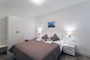 ein Schlafzimmer mit einem Bett und zwei Kissen darauf in der Unterkunft Ida 2 Apartments in Dubrovnik