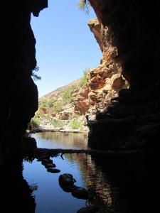 uma vista para um rio de dentro de uma caverna em Auberge des Cascades Imouzzer - Paradise Valley em Imouzzer des Ida Ou Tanane