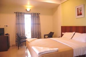 Un dormitorio con una cama grande y una ventana en Ocean Terrace en Port Blair