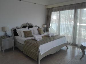 - une chambre avec un grand lit et une grande fenêtre dans l'établissement Egesu Marina Guest House, à Gulluk