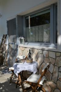 un tavolo e sedie su un patio con finestra di Alba dei Trulli ad Alberobello