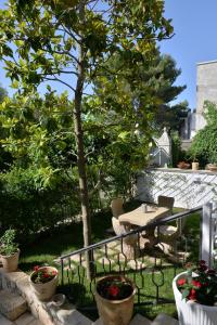 un patio con tavolo, sedie e un albero di Alba dei Trulli ad Alberobello