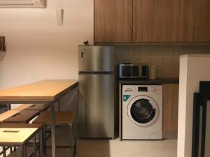 een keuken met een koelkast en een wasmachine bij Eleni's house in Finikounta
