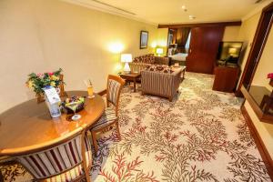 Posezení v ubytování Ramee Royal Hotel
