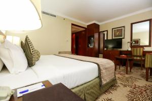 Postel nebo postele na pokoji v ubytování Ramee Royal Hotel