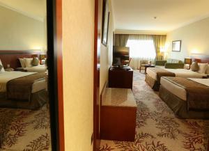 Postel nebo postele na pokoji v ubytování Ramee Royal Hotel