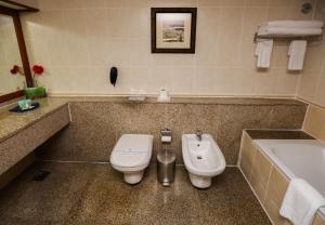 Koupelna v ubytování Ramee Royal Hotel