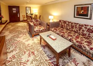 Posezení v ubytování Ramee Royal Hotel