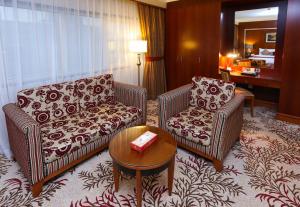 Posezení v ubytování Ramee Royal Hotel
