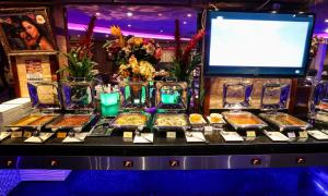ein Buffet mit Speisen und Getränken auf dem Tisch in der Unterkunft Ramee Royal Hotel in Dubai