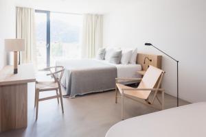 Un pat sau paturi într-o cameră la Schgaguler Hotel