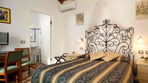 Tempat tidur dalam kamar di Hotel Del Borgo