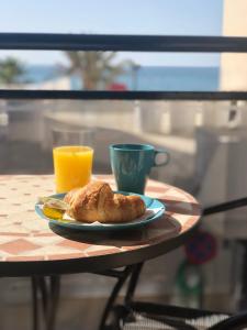 フエンヒロラにあるApartamento lujoso con Vista al Marのテーブル(一皿、オレンジジュース付)