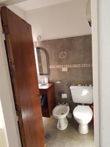 un bagno con un water e un lavandino di Alojamiento Cba Observatorio a Córdoba Altre 4 foto
