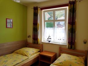 um quarto com 2 camas individuais e uma janela em Über dem Meer em Lohme