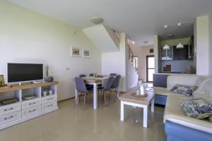 uma sala de estar com um sofá e uma mesa em Lighthouse Golf Private Villa - Green and Blue em Balchik