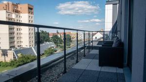 uma varanda com vista para uma rua da cidade em Apartament Wrocławska 29 em Legnica