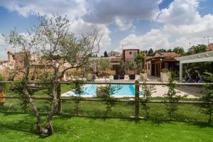 a villa with a swimming pool and a yard at La Locanda di Zì Nicola in Matera
