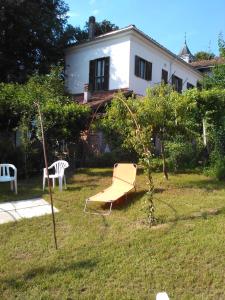 a yellow bench in the yard of a house at Casa Aromi ed Arte in Asti