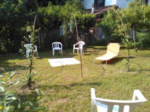 a group of chairs and a swing in a yard at Casa Aromi ed Arte in Asti
