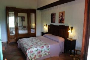 a bedroom with a large bed and a mirror at Villa Eleanto in Cefalù
