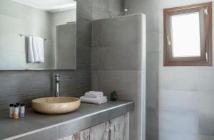A bathroom at Elia Residences Santorini